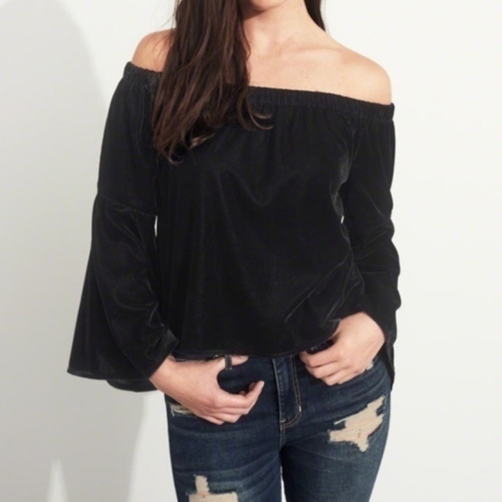 3/$25 Hollister Bell-Sleeve Velvet Off-The-Shoulder Top in Black sz S